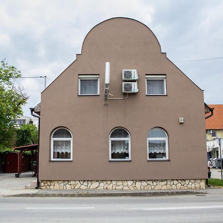 Fitt Maganszallashely Sásd Esterno foto