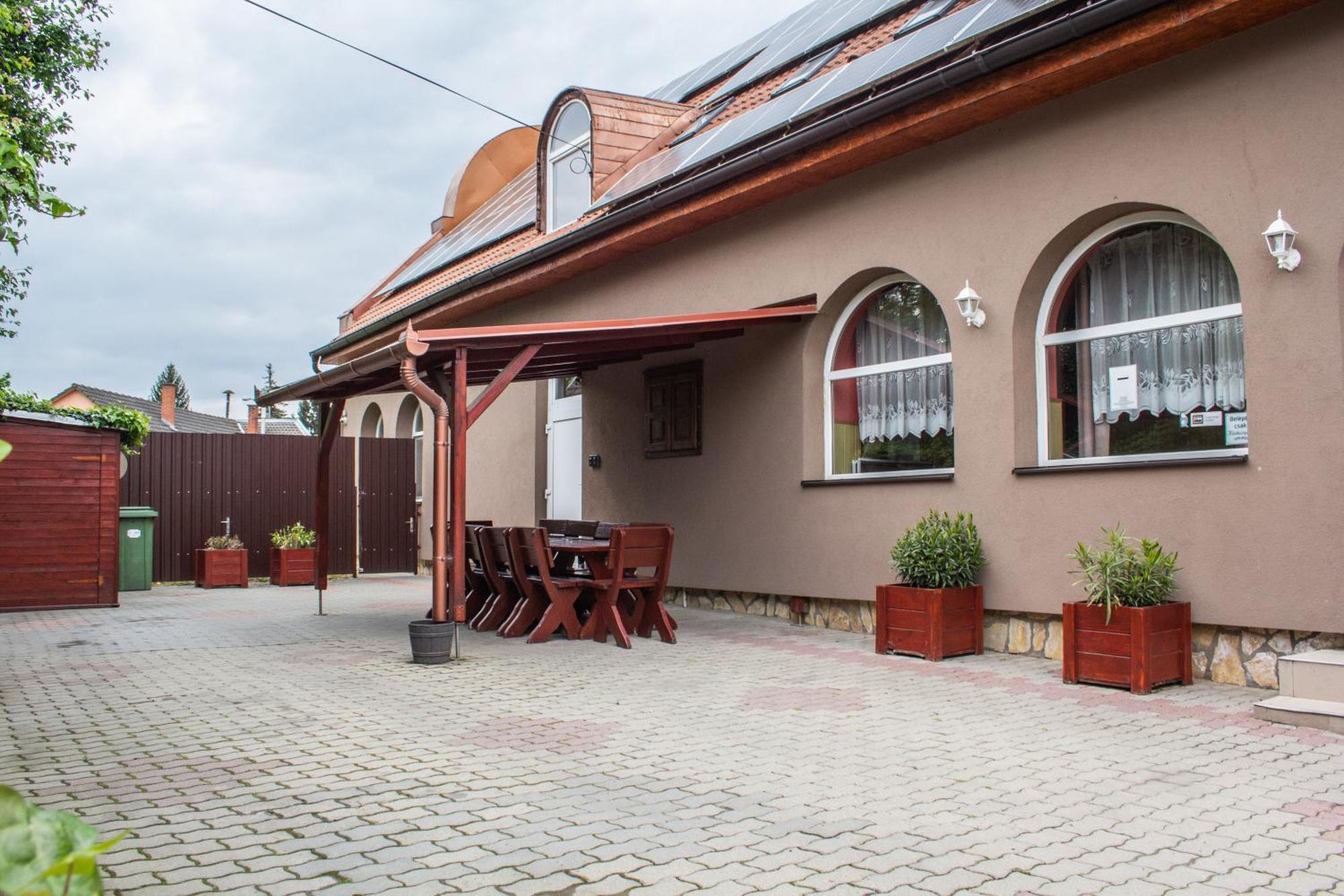 Fitt Maganszallashely Sásd Esterno foto