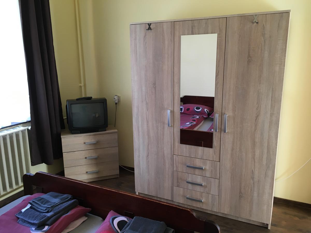 Fitt Maganszallashely Sásd Esterno foto